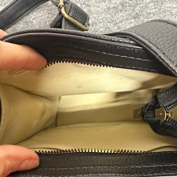 Elegant Black Crossbody Bag with Gold Details - Picture 5 of 9